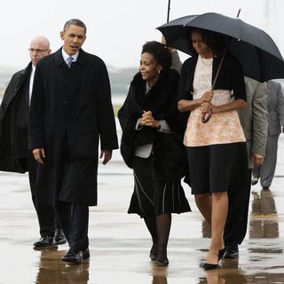 Barack Obama et son épouse Michelle sont arrivés mardi matin en Afrique du Sud. [AP Photo/ Evan Vucci]