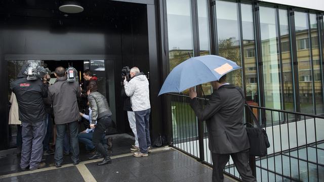 Des journalistes attroupés à l'entrée du Tribunal correctionnel de la Broye et du Nord vaudois à Renens. [Jean-Christophe Bott]