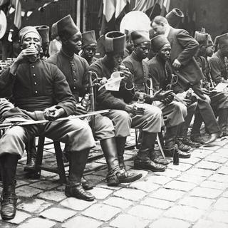 Guerre 1914-1918 Tirailleurs sénégalais au repos. [MP/Portfolio/Leemage/AFP]