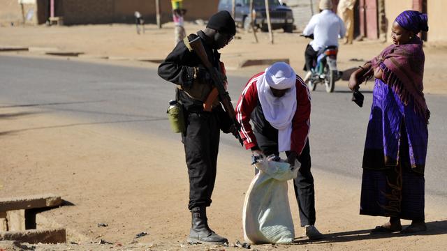 Les soldats maliens ont renforcé les patrouilles de sécurité à Gao après les attentats suicide de vendredi et samedi. Les sacs sont fouillés. [Sia Kambou]