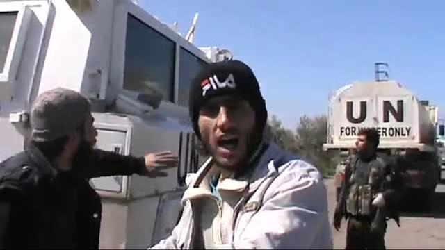Image d'une vidéo montrant les rebelles entourant des camions de la force de l'ONU (UNDOF) à la frontière israélo-syrienne (date et lieux non confirmés de source indépendante.) [YouTube/AFP]