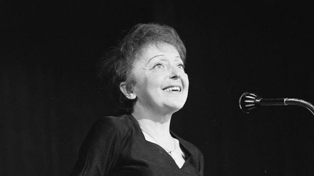 Edith Piaf en 1962 à Rotterdam. [CC-BY-SA - Nationaal Archief, La Haye.]