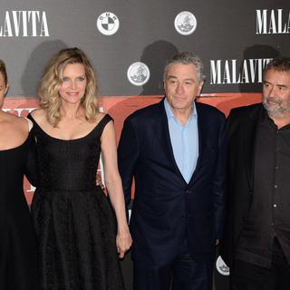 Dianna Agron, Michelle Pfeiffer, Robert de Niro et Luc Besson présentent le film "Malavita" à Roissy-en-France le 16 octobre 2013. [Pierre Andrieu]