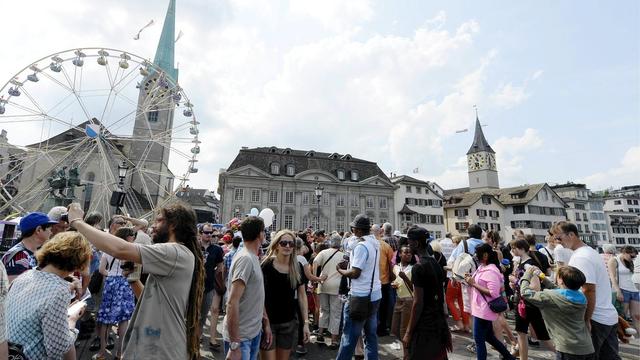 La "Züri Fäscht" se veut la plus grande fête populaire de Suisse avec des centaines d'attractions. [Walter Bieri]