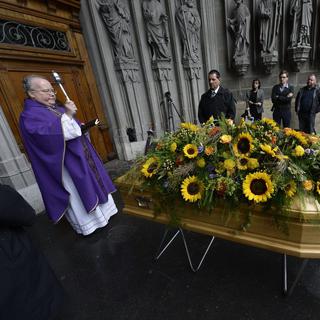 Le cercueil de Carsten Schloter béni devant la cathédrale Saint-Nicolas de Fribourg. [Laurent Gilliéron]