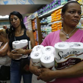 Face à la pénurie, les Vénézuéliens ont fait main basse sur les derniers stocks de papier toilette dans les magasins. [Jorge Silva]