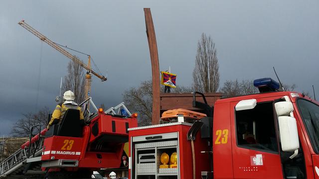 Les pompiers sont intervenus pour faire descendre le manifestant du monument. [Gaël Hurlimann]