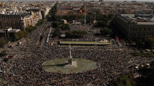 Plusieurs milliers de personnes ont manifesté ce dimanche en début d’après-midi dans le centre de Madrid. [Andres Kudacki - AP Photo]