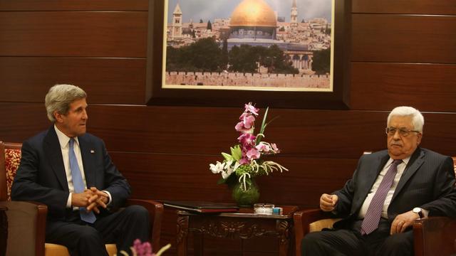Le chef de la diplomatie américaine, John Kerry a rencontré le président palestinien, Mahmoud Abbas. [Fadi Arouri - EPA]