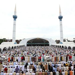 Vendredi 2 août: prière du dernier vendredi de ramadan dans une mosquée de Lahore, Pakistan. [EPA/Rahat Dar]