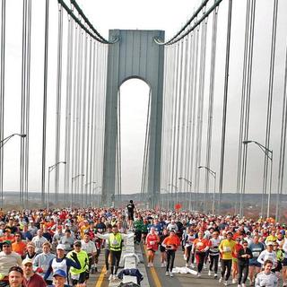 Un an après son annulation forcée par l’ouragan Sandy, le marathon revient dans les rues de New York. [EPA - Peter Foley]