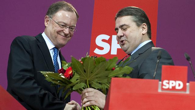 Le leader du SPD Sigmar Gabriel (gauche) félicite le candidat régional Stephan Weil, ce lundi 21.01.2013 à Berlin. [Barbara Sax]