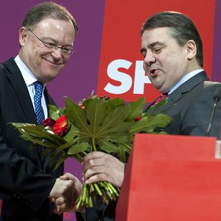 Le leader du SPD Sigmar Gabriel (gauche) félicite le candidat régional Stephan Weil, ce lundi 21.01.2013 à Berlin. [Barbara Sax]
