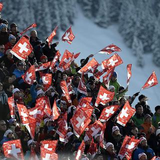 De nombreux supporters sont là pour soutenir l'équipe suisse de ski, ce samedi à Adelboden. [EPA - Peter Schneider]