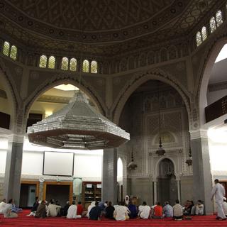 Réunion de musulmans dans une mosquée à Genève pour marquer le début du ramandan, en juillet 2013. [Anadolu Agency / AFP - Murat Unlu]