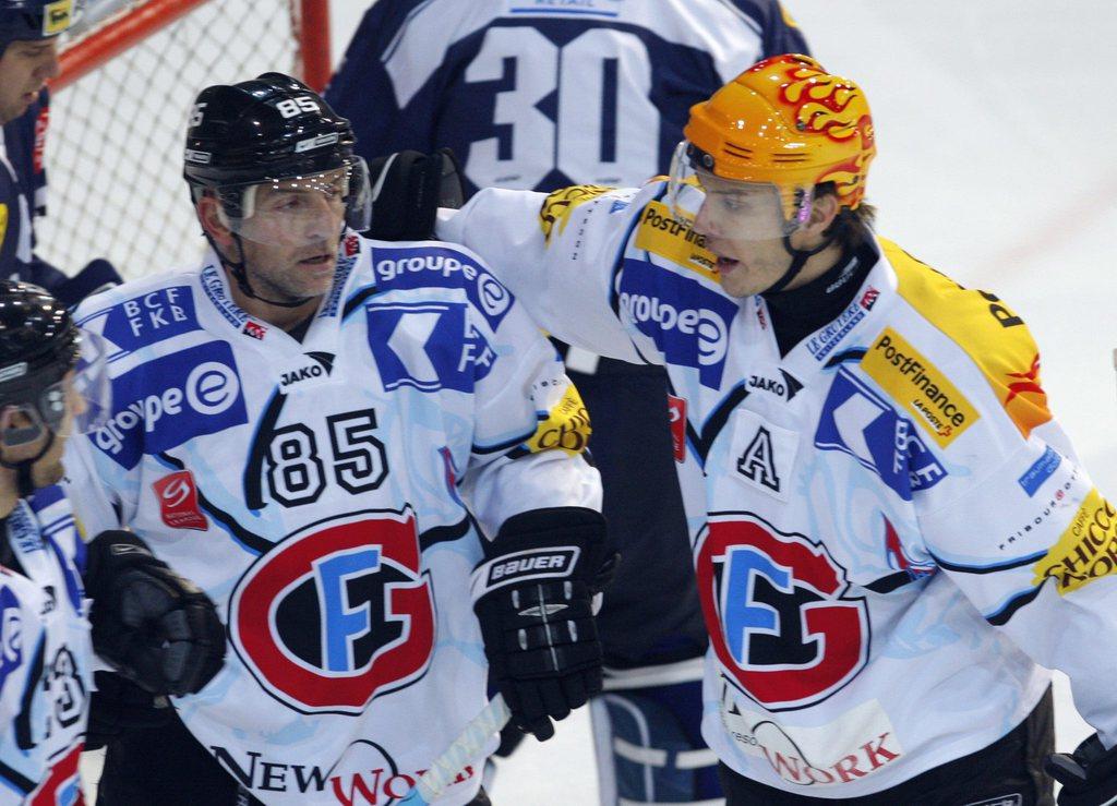 Julien Sprunger, rechts, gratuliert Gil Montandon, links, zum 2-1 Anschlusstreffer fuer Fribourg, beim National League A Eishockey Meisterschaftsspiel zwischen dem HC Ambri-Piotta und dem HC Fribourg-Gotteron, am Dienstagabend 16. Oktober 2007, in der Valascia Halle von Ambri [KEYSTONE - Karl Mathis]