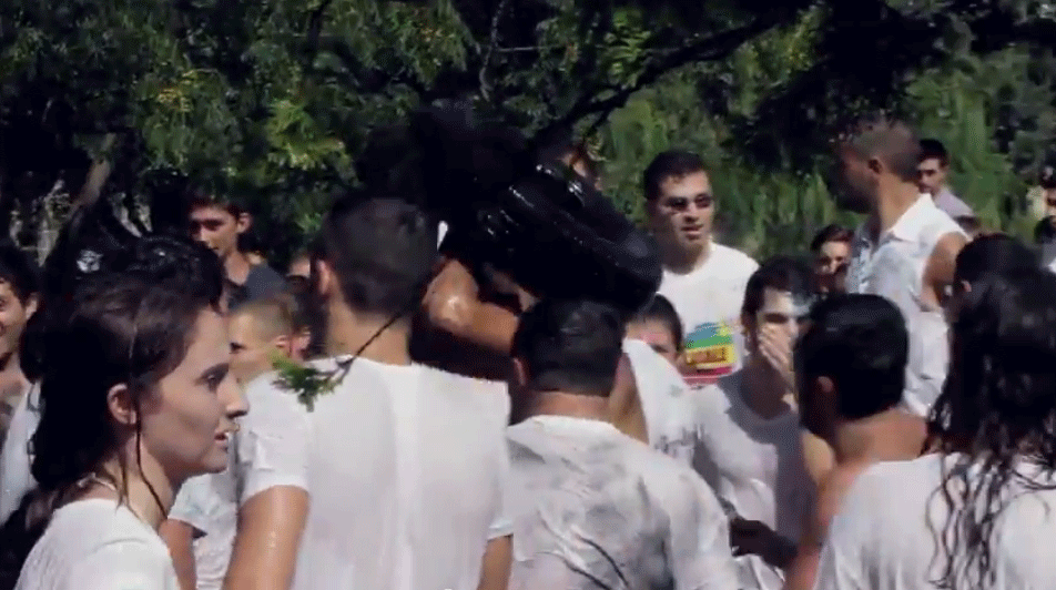 Dans le clip de "Architects" de Funk Initiative, deux facultés universitaires s'affrontent à coup de ballons à eau. [YouTube]