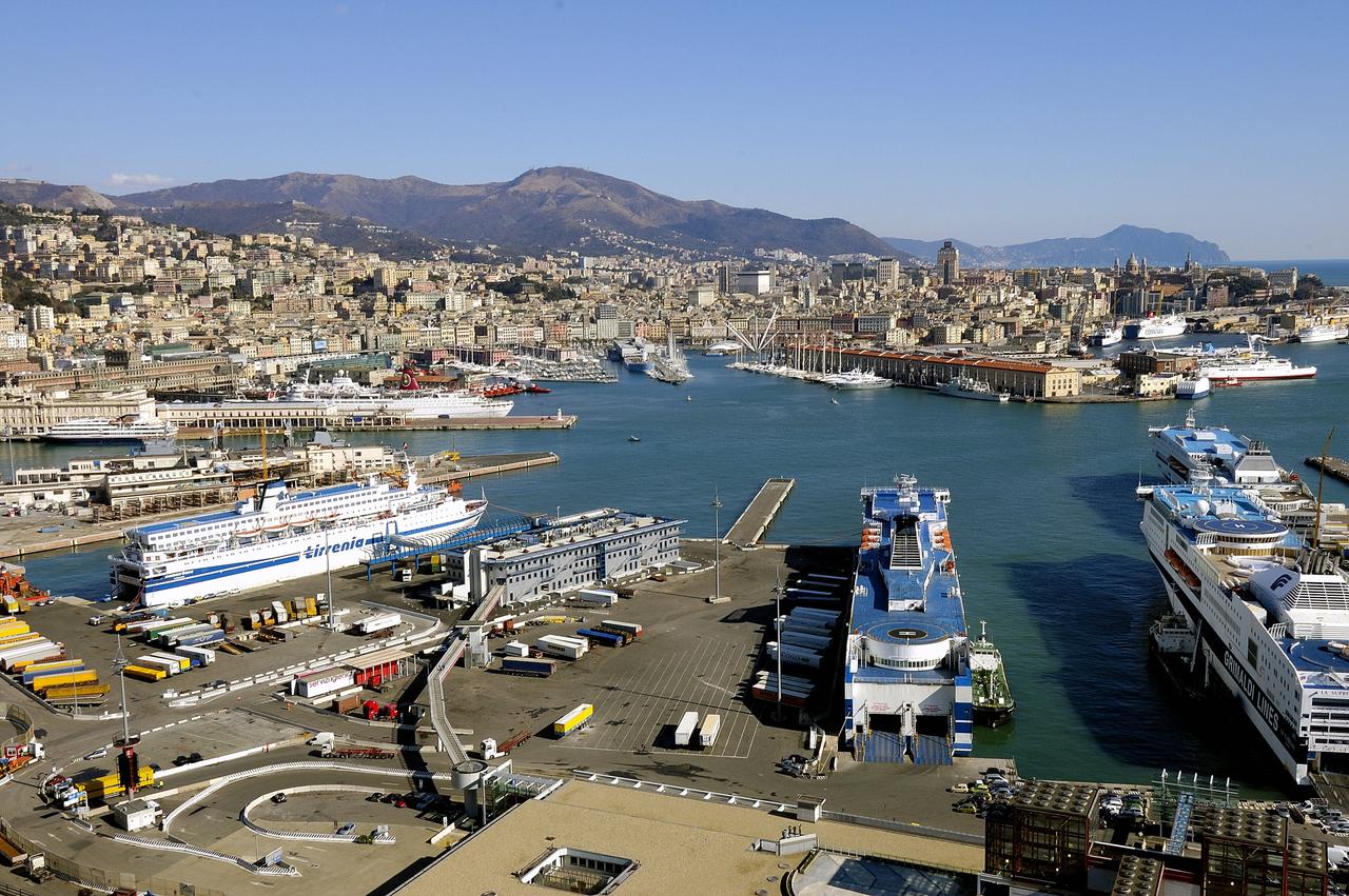 Vue panoramique du port de Gênes. [leemage]