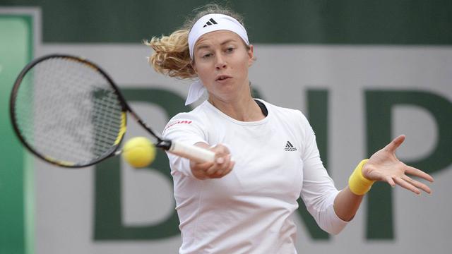 Stefanie Vögele doit terminer son match face à l'Estonienne Kaia Kanepi. [EPA/Keystone - Christophe Karaba]