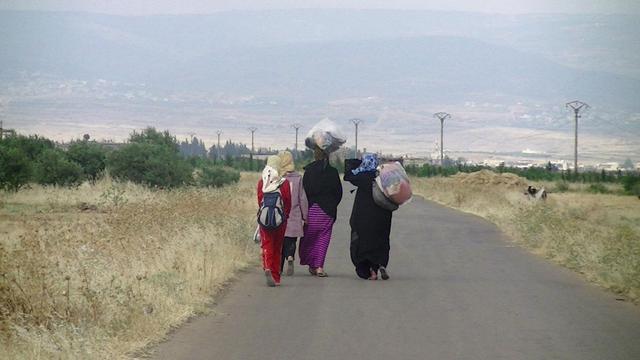 Femmes syriennes quittant Homs, au centre de la Syrie, après des combats, le 23 juin 2012. [Shaam News Network / AFP]