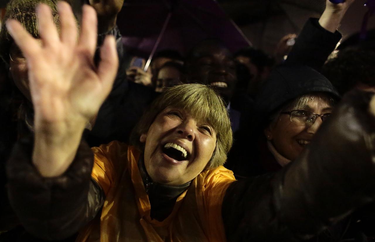 La joie a gagné la Place St-Pierre après l'apparition de la fumée blanche. [Kevin Coombs]