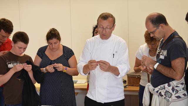 Un atelier du goût avec Georges Wenger au 5e Concours Suisse des produits du terroir à Courtemelon. [Gaël Klein]