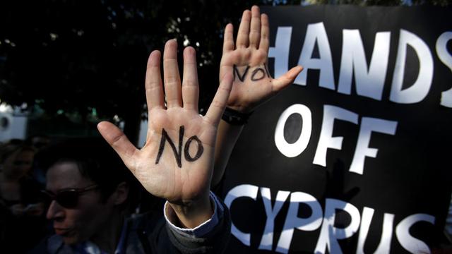 Les Chypriotes ne relâchent pas la pression. [AP/Keystone - Petros Karadjias]