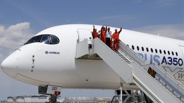 L'équipage de l'Airbus 350 salue la foule après un premier vol réussi. [EPA/Guillaume Horcajuelo]