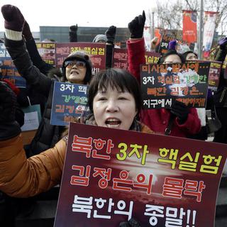 Les manifestations de protestation contre l'essai nord-coréen se sont poursuivies jeudi 14.02.2013 à Séoul. [AP/Keystone - Lee Jin-man]