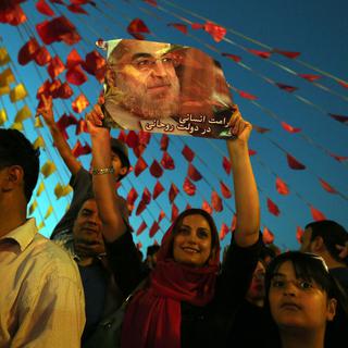 Des partisans d'Hassan Rowhani saluent sa victoire, Téhéran le 15 juin 2013. [Atta Kenare]