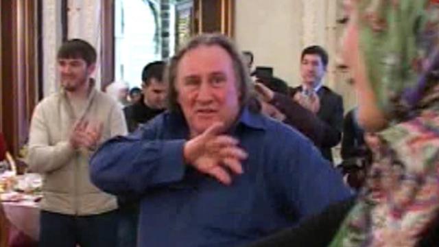 Gérard Depardieu en pleine danse traditionnelle tchétchène.