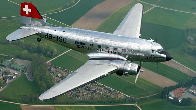 Le DC-3 du constructeur américain Douglas a sillonné l'air européen entre 1937 et 1969, transportant au maximum 23 passagers. Neuf appareils composaient la flotte de Swissair. [KEYSTONE - Dorothea Mueller]