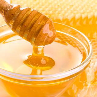 Le miel peut avoir une multitude de couleurs, de consistances, de goûts, et d'origines. [Ovidiu Iordachi]