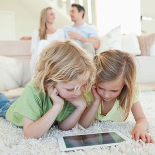 Contrôler ce que regardent vos enfants sur une tablette est aussi nécessaire que sur un ordinateur ou une télévision. [WavebreakmediaMicro]