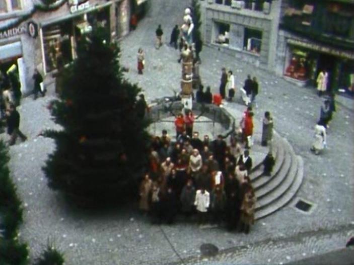 Choeur Pro Arte sur la place de la Palud à Lausanne en 1982. [TSR]