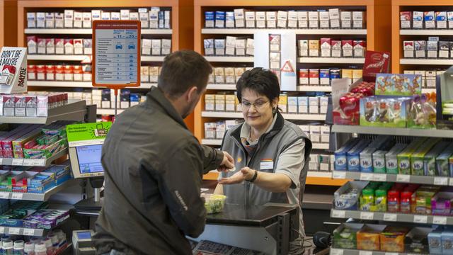 Le projet de nouvelle loi n'interdit pas la publicité pour les cigarettes dans les kiosques ou shops. [Keystone - Christian Beutler]