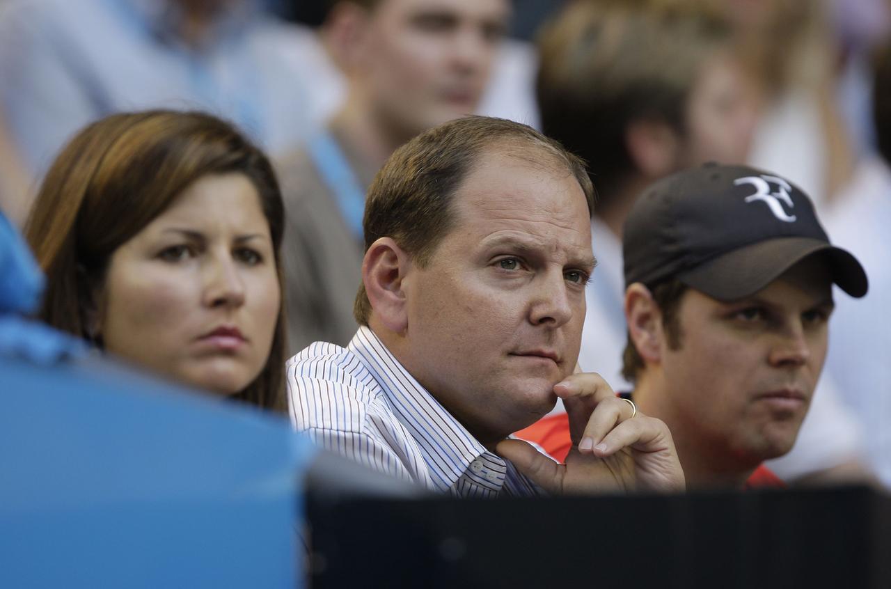 Le manager Tony Godsick, ici entre Mirka et Severin Luethi. [Juergen Hasenkopf]