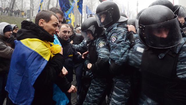 La police anti-émeute avait dans la nuit du 29 au 30 novembre dispersé de manière violente une manifestation sur la place de l'Indépendance à Kiev.