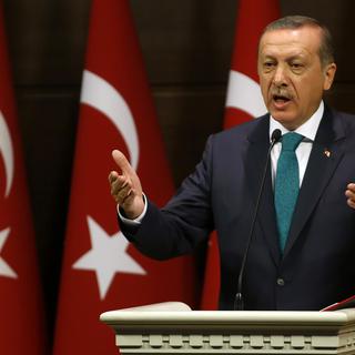Depuis son arrivée au pouvoir en 2002, le Parti de la justice et du développement de Recep Tayyip Erdogan défend le port du voile dans toutes les domaines, y compris la sphère publique. Il a déjà levé cette interdiction sur les campus universitaires. [Umit Bektas]
