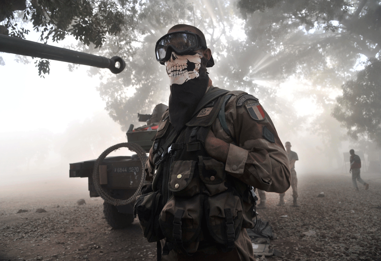 Un soldat français portant un masque à tête de mort, le 20 janvier 2013 à Niono, au Mali. [Issouf Sanogo]