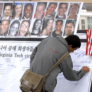- 16 avril 2007: un étudiant de 23 ans d'origine coréenne tue 32 personnes avant de se donner la mort sur le campus de l'université de Virginia Tech, à Blacksburg (Virginie). Le massacre est le plus meurtrier de l'histoire des Etats-Unis en temps de paix. [Kim Jae-Hwan]