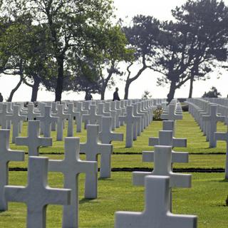 Jeudi 6 juin: des visiteurs se recueillent au cimetière militaire américain de Colleville-sur-Mer, dans l'ouest de la France, le jour du 69e anniversaire du débarquement allié. [AP/Keystone - Rémy de la Mauvinière]