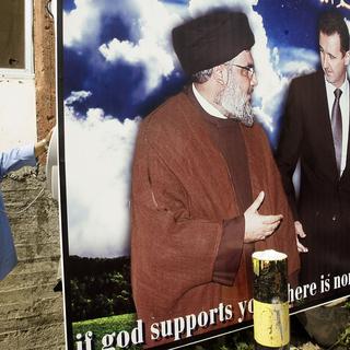 Le chef du Hezbolla et les présidents syrien et iranien réunis sur une affiche, dans le sud du Liban. [Mahmoud Zayyat]