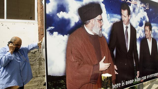 Le chef du Hezbolla et les présidents syrien et iranien réunis sur une affiche, dans le sud du Liban. [Mahmoud Zayyat]