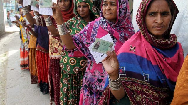 Des femmes pakistanaises attendent de voter, dans la province de Sindh, au Pakistan. [Nadeem Khawer]