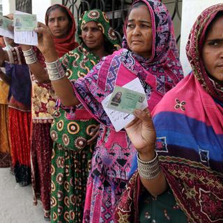 Des femmes pakistanaises attendent de voter, dans la province de Sindh, au Pakistan. [Nadeem Khawer]