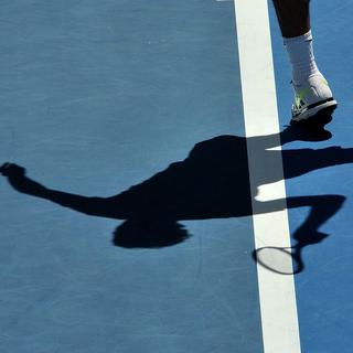 L'ombre de Roger Federer lors d'une séance d'entraînement pour l'Open Australie 2013. [Paul Crock]