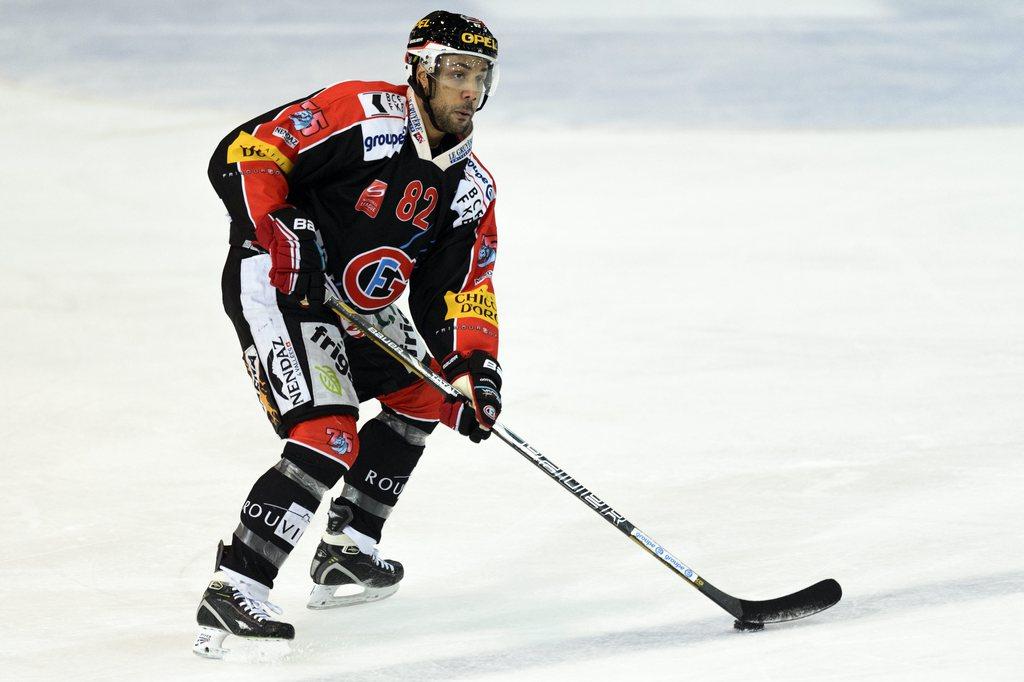 Le defenseur fribourgeois Michael Ngoy patine avec le puck lors du match de National League A, LNA, du championnat suisse de hockey sur glace, entre le HC Fribourg-Gotteron et Geneve Servette HC, ce vendredi, 21 decembre 2012, a la BCF-Arena de Fribourg. (KEYSTONE/Laurent Gillieron)