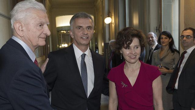 Le conseiller fédéral Didier Burkhalter, en compagnie de son père Eric (à g.) et de son épouse Friedrun Sabine, peu après son élection à la présidence de la Confédération. [Lukas Lehmann]