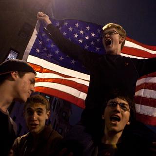 De jeunes américains célébrant l'annonce de la capture du deuxième suspect des attentats de Boston. [Kayana Szymcza]